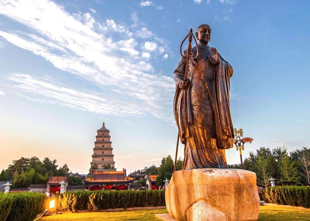 西安大雁塔,丝绸之路佛教文化地标 西安大雁塔与广场景观,了解丝绸之路佛教文化的重要地标