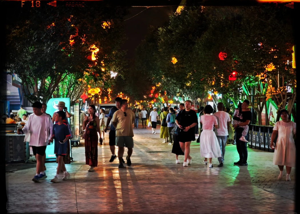 夜幕下的喀什街头灯火辉煌 夜幕下的喀什街头灯火辉煌