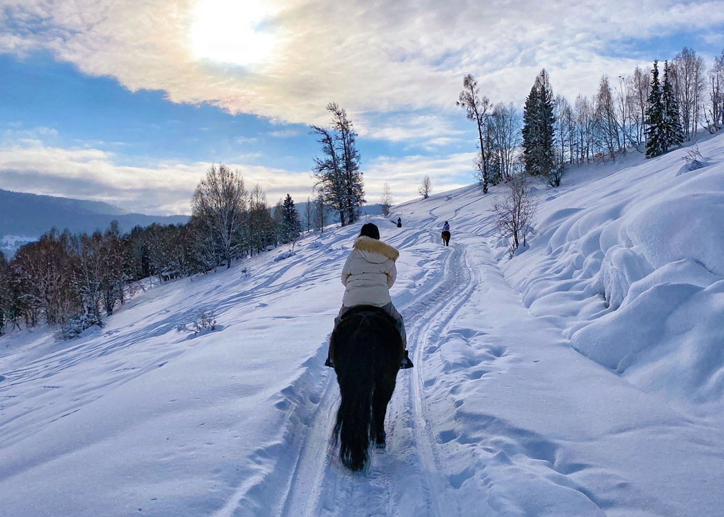 冬季去新疆怎么穿:保暖防风是第一位 冬季新疆雪景:冬天去新疆穿衣要以保暖防风为主
