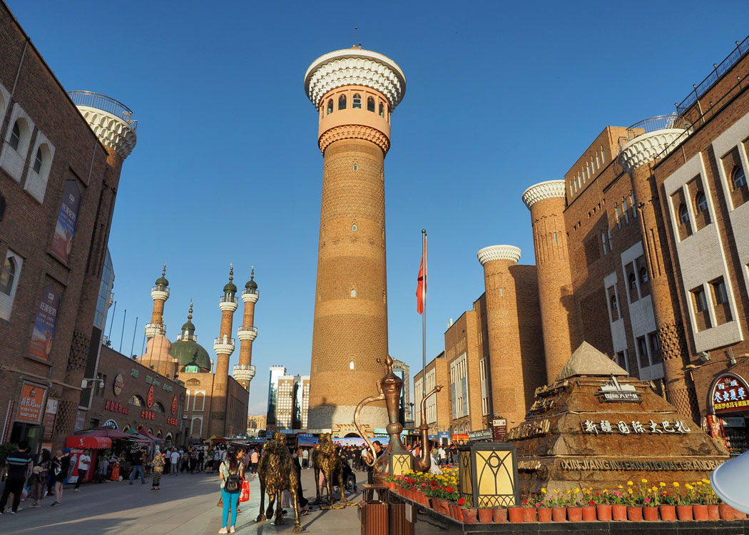 新疆旅行补给:很多物品当地也能买到 新疆旅行补给很方便:大巴扎和超市可购买防晒用品、围巾和日用品