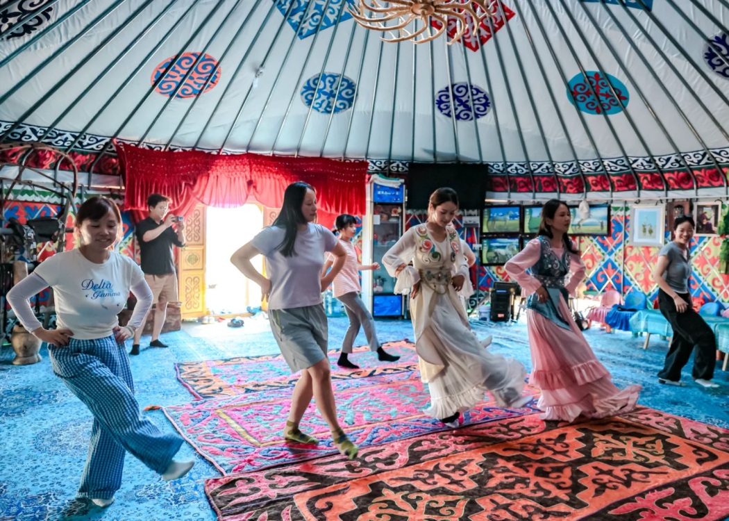 塔吉克族家访的客人们正在跟着当地人学习跳舞 塔吉克族家访的客人们正在跟着当地人学习跳舞