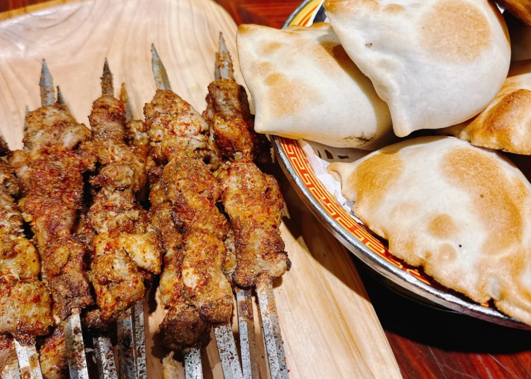 新鲜出炉的新疆烤羊肉串和金黄酥脆的烤包子 新鲜出炉的新疆烤羊肉串和金黄酥脆的烤包子