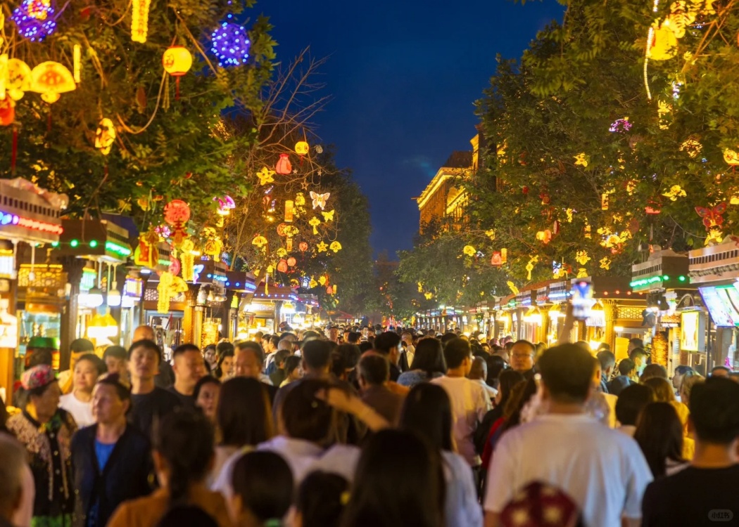 喀什汗巴扎夜市灯火通明