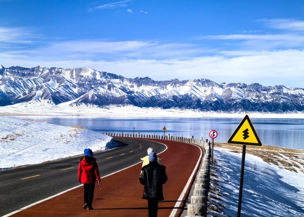 冬季环赛里木湖公路
