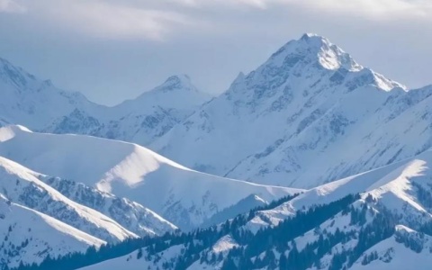 赛里木湖雪山"image"